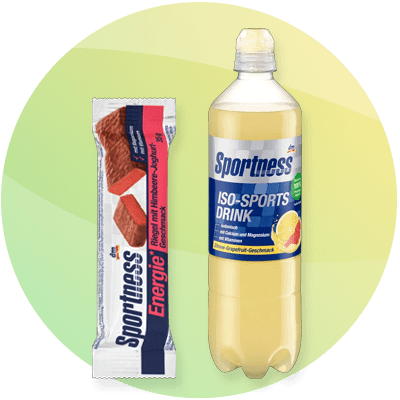 Barretta energetica e bevanda isotonica Sportness su sfondo verde sfumato