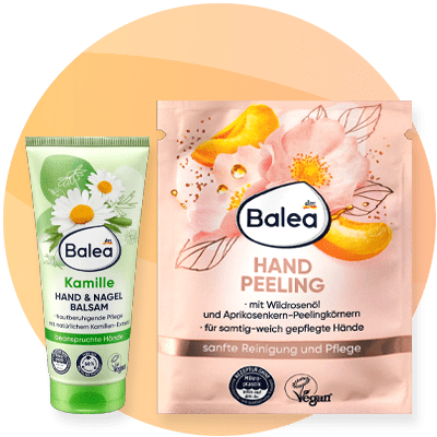 Prodotti Balea per la cura delle mani: crema e peeling su sfondo arancione-rosa sfumato