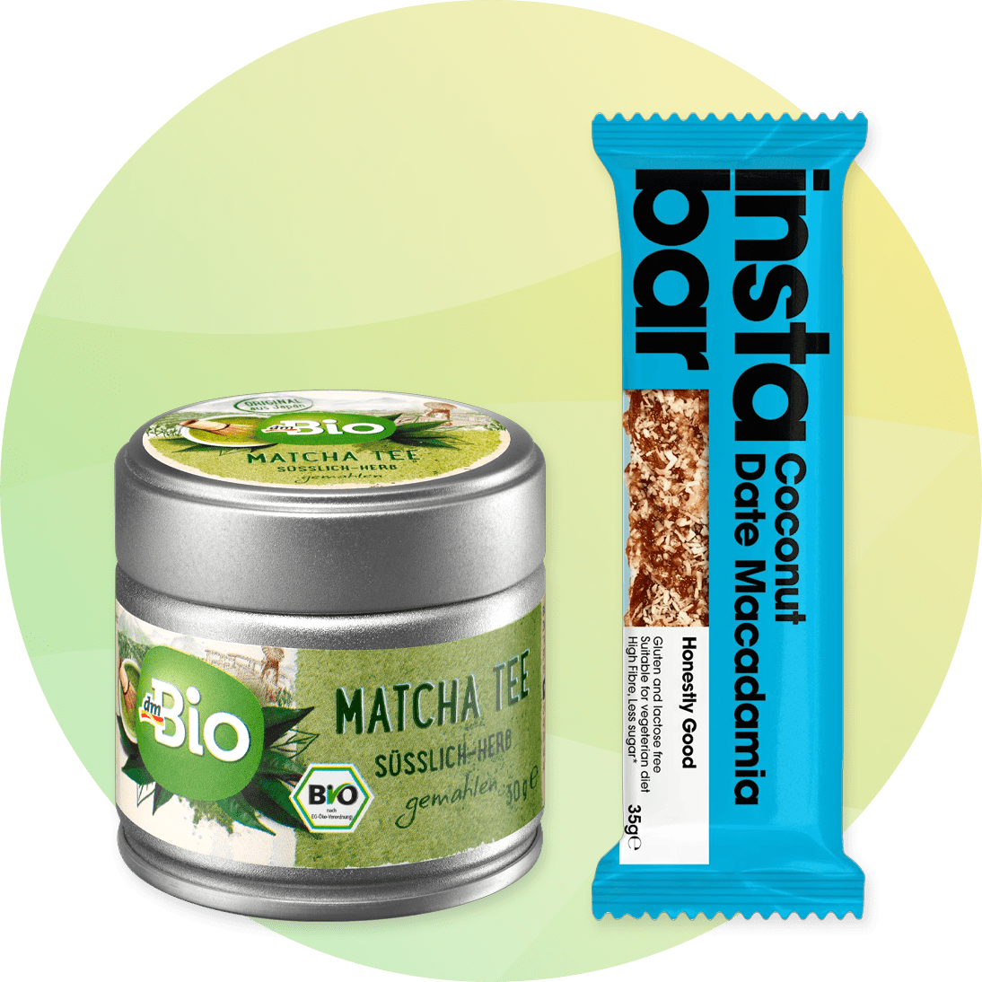 Matcha tè in barattolo dmBio e barretta di cocco e datteri instabar su sfondo verde sfumato