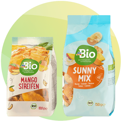 Snack biologici mango a fette e mix frutta secca in confezioni colorate