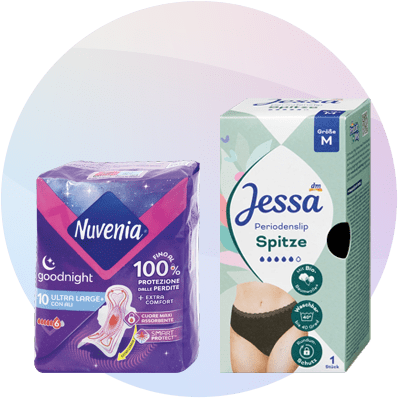 Confezione viola di Nuvenia Goodnight assorbenti notturni Ultra Large da 10 pezzi con scritta “100% protezione dalle perdite” e illustrazione assorbente, accanto a scatola verde chiaro di Jessa Periodenslip Spitze taglia M con immagine di uno slip nero e icone informative