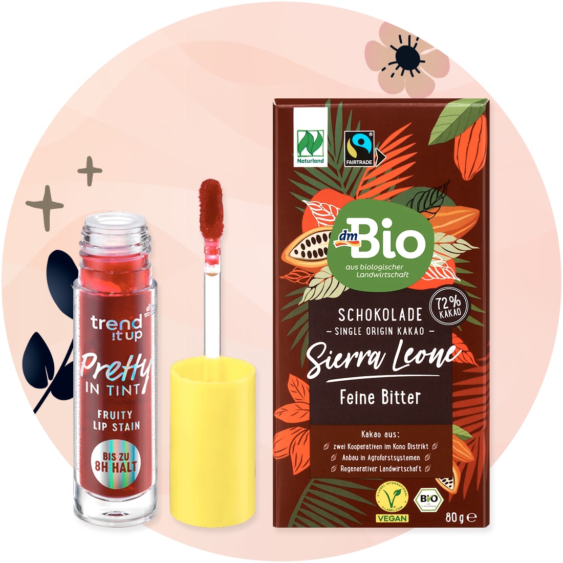 Una confezione di cioccolato fondente dmBio Sierra Leone 72% cacao marrone con illustrazioni di foglie e fave di cacao e logo dmBio accanto a un flacone di lip tint rosso trend it up Pretty in Tint con applicatore e tappo giallo