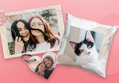 Fotoregali: puzzle con foto di due amiche, cuscino con foto di un gatto, portachiavi a cuore con foto di una coppia su sfondo rosa