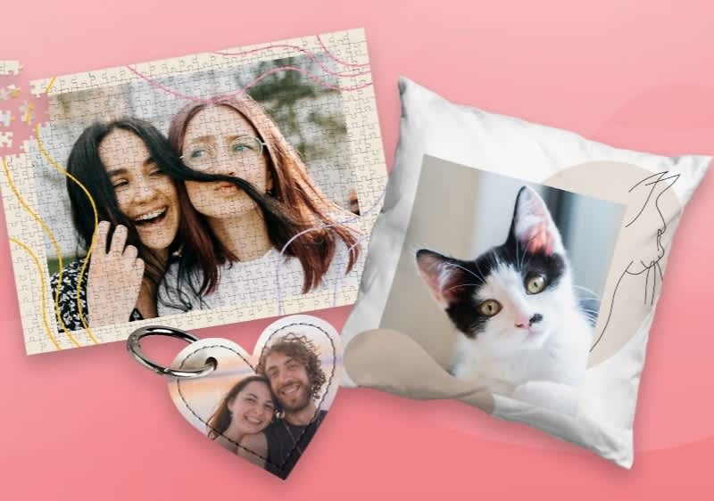 Fotoregali: puzzle con foto di due amiche, cuscino con foto di un gatto, portachiavi a cuore con foto di una coppia su sfondo rosa