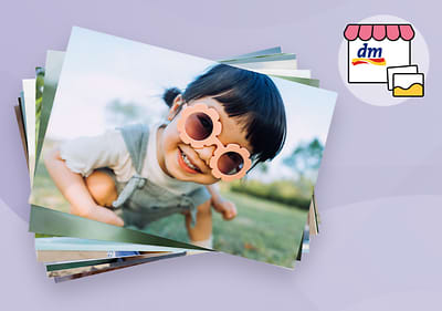 Collage di foto di bambina all'aperto con occhiali da sole a fiore e logo punto vendita dm per stampa foto su sfondo viola