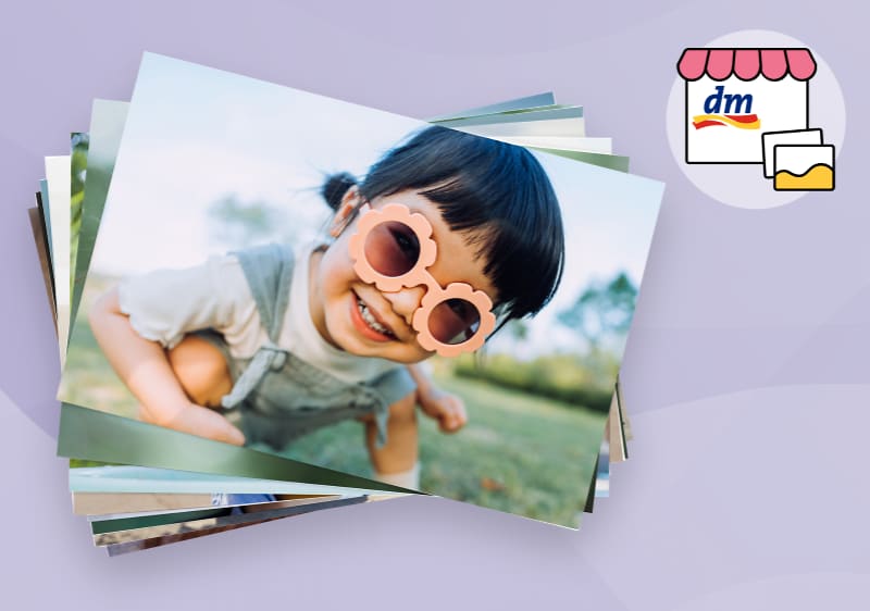 Collage di foto di bambina all'aperto con occhiali da sole a fiore e logo punto vendita dm per stampa foto su sfondo viola