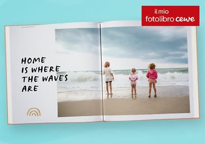 Fotolibro CEWE con foto di bambini sulla spiaggia e testo Home is where the waves are su sfondo azzurro