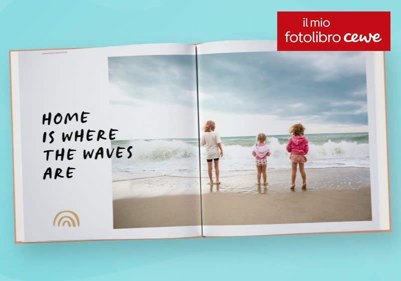 Fotolibro CEWE con foto di bambini sulla spiaggia e testo Home is where the waves are su sfondo azzurro