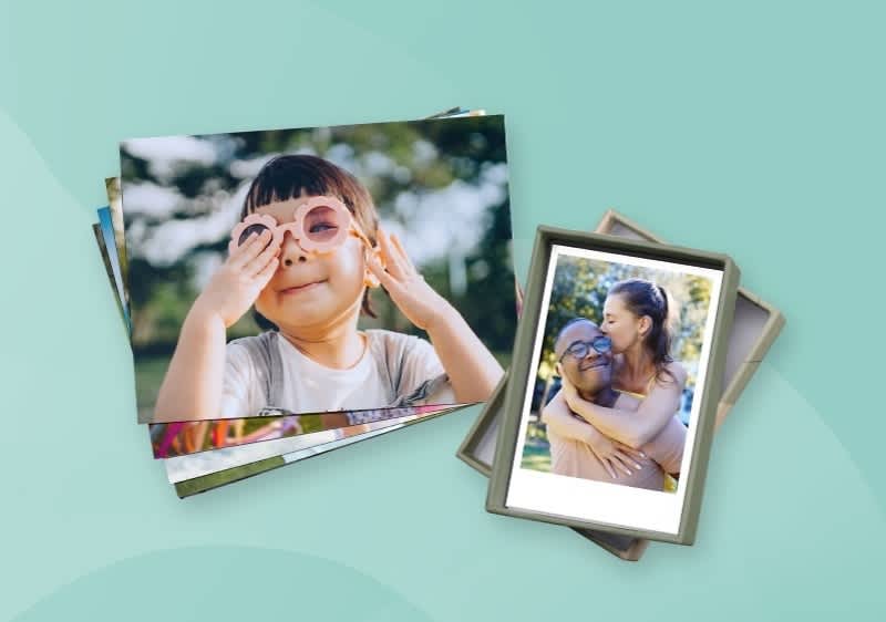 Foto di bambina all'aperto e quadretto con foto coppia che si abbraccia su sfondo turchese