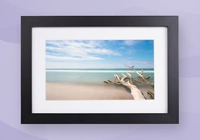 Quadro con foto di spiaggia e mare calmo su sfondo viola