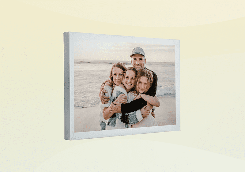 Quadro con foto di famiglia in spiaggia con mare calmo.