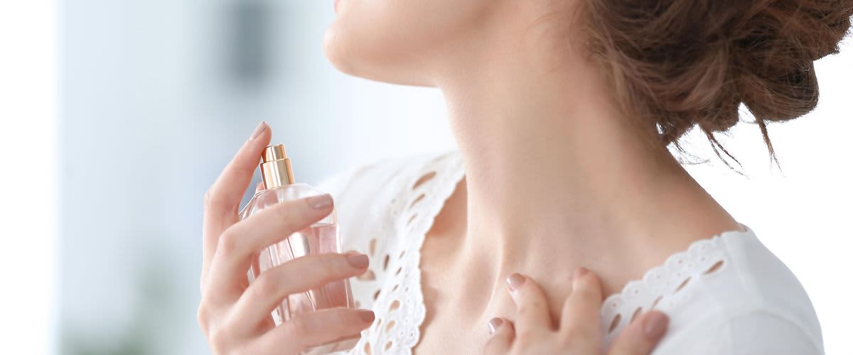 Parfum Flakons und Frau