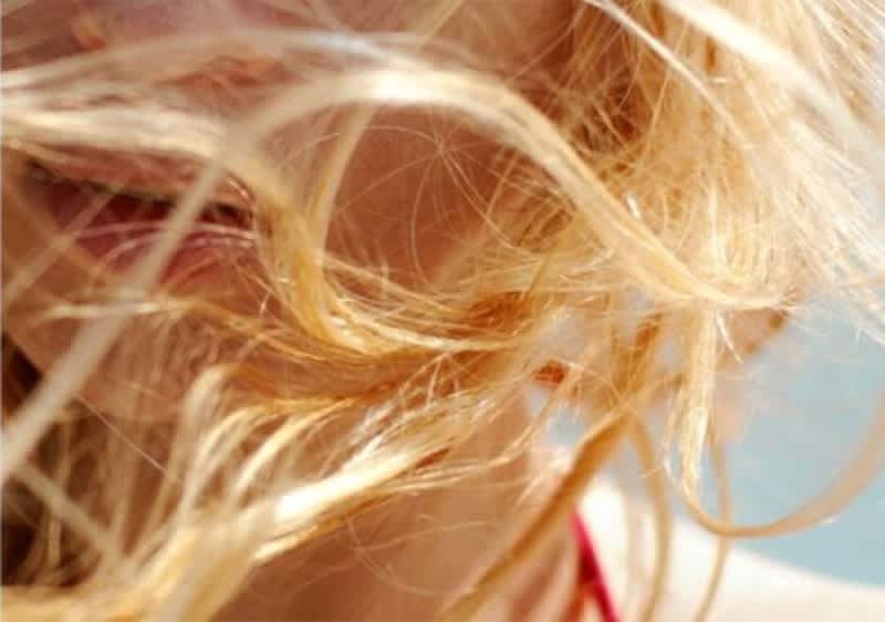 Capelli biondi mossi al vento