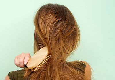 Frau, die sich Haare kämmt