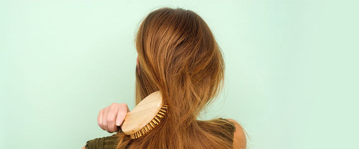 Frau, die sich Haare kämmt