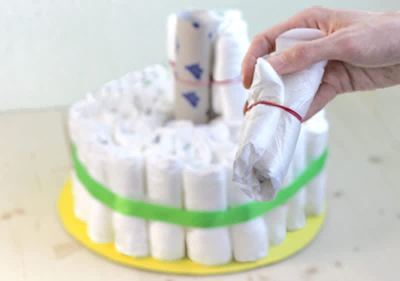 2. Arrotolare i pannolini e fissarli