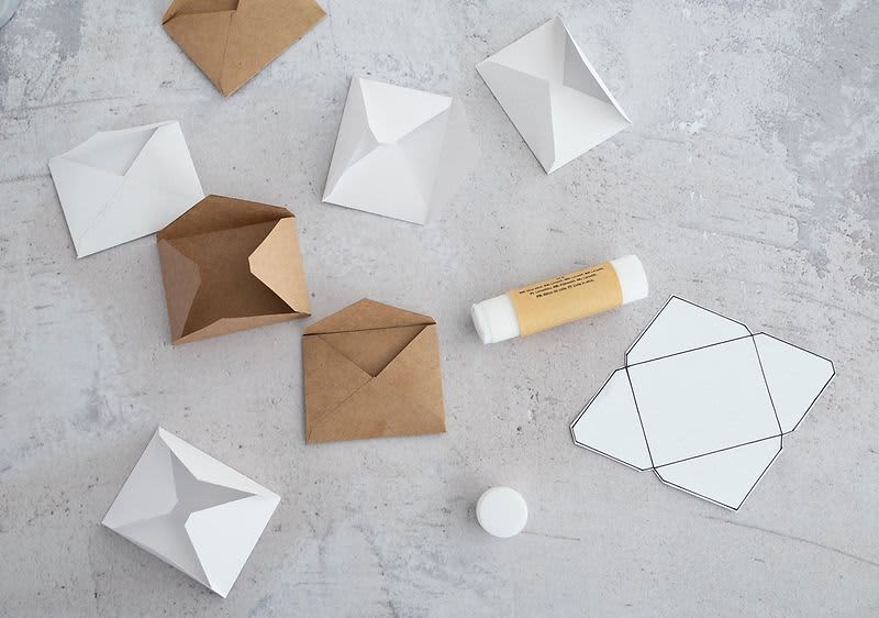 Kuverts und Klebestift