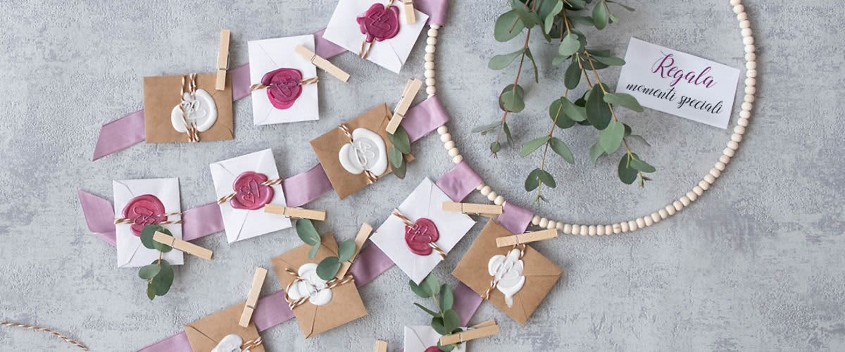 Calendario degli appuntamenti per San Valentino con buste e sigilli su sfondo grigio con elementi floreali