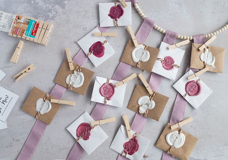 Kuverts auf Schnur geklebt