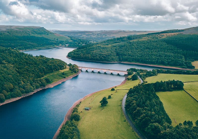 Foto panoramica di un lago fra colline verdi