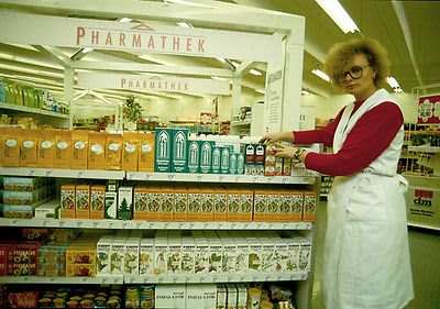 Punto vendita dm dell'anno 1984 con addetta alle vendite davanti allo scaffale di dispositivi medici
