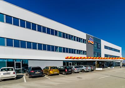 Parcheggio davanti a punto vendita dm con ghirlanda gialla e rossa
