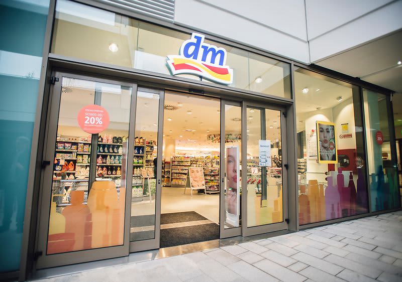 Primo punto vendita dm in Italia