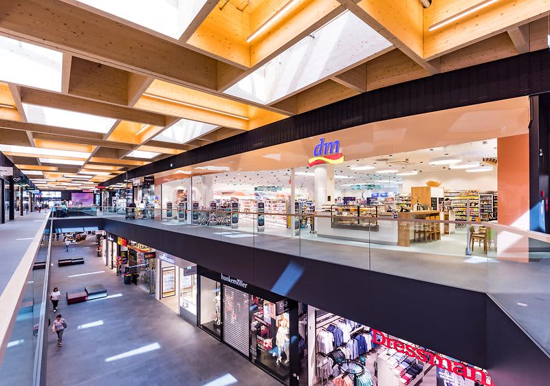 Foto di un punto vendita dm in un centro commerciale