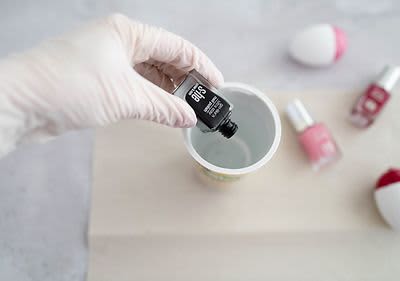 Hand mit Gummihandschuh