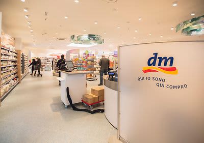 Punto vendita dm con slogan "Qui io sono qui compro"