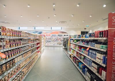Punto vendita dm scaffali con prodotti cura capelli e colorazioni