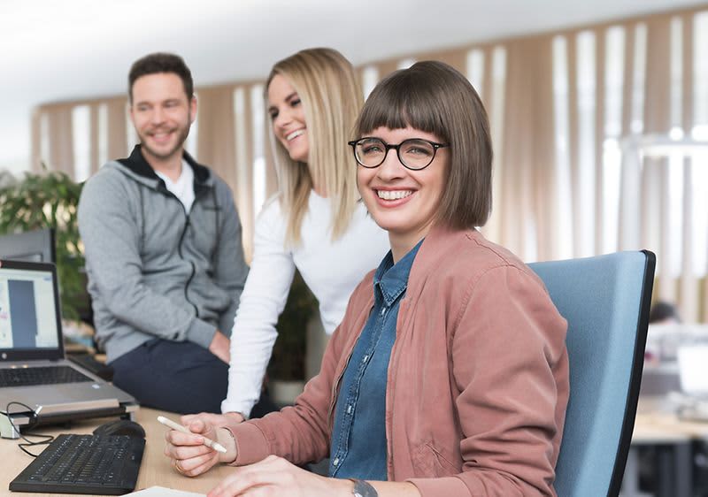 Persone sorridenti in ufficio