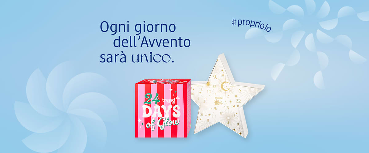 Cartoncino pubblicitario su sfondo azzurro con testo Ogni giorno dell’Avvento sarà unico e hashtag #proprio; a sinistra confezione rossa e rosa a righe con scritta bianca 24 DAYS of Glow, a destra calendario dell'Avvento a forma di stella bianca con numeri dorati