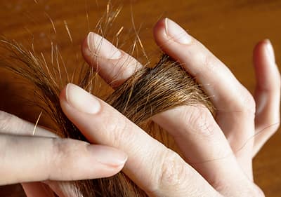 Frau, die sich Haare kämmt