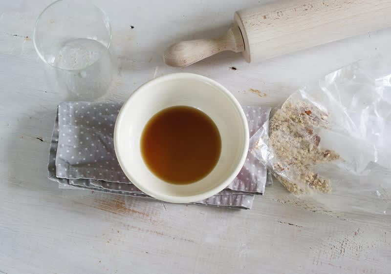 Dinkelkekse mit einem Nudelholz zerkrümeln.