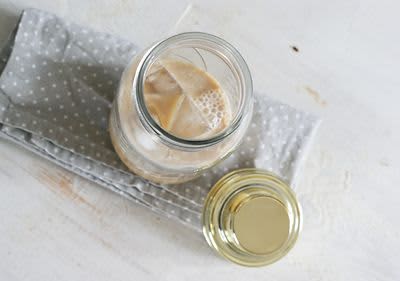 Mit Eiswürfeln abbrühen.