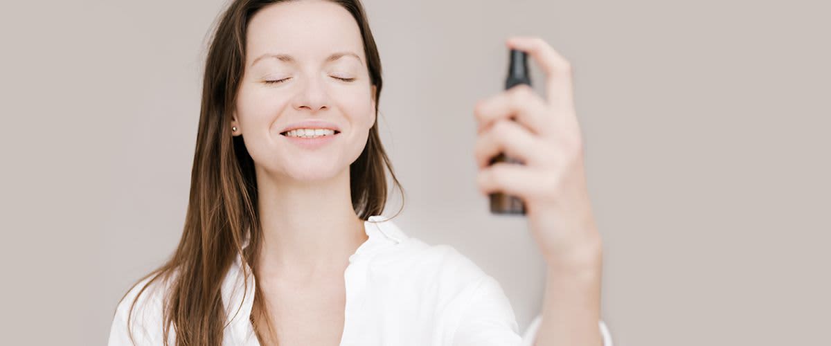 Sommerlich gekleidete Frau mit Sonnenhut und Wassermelone