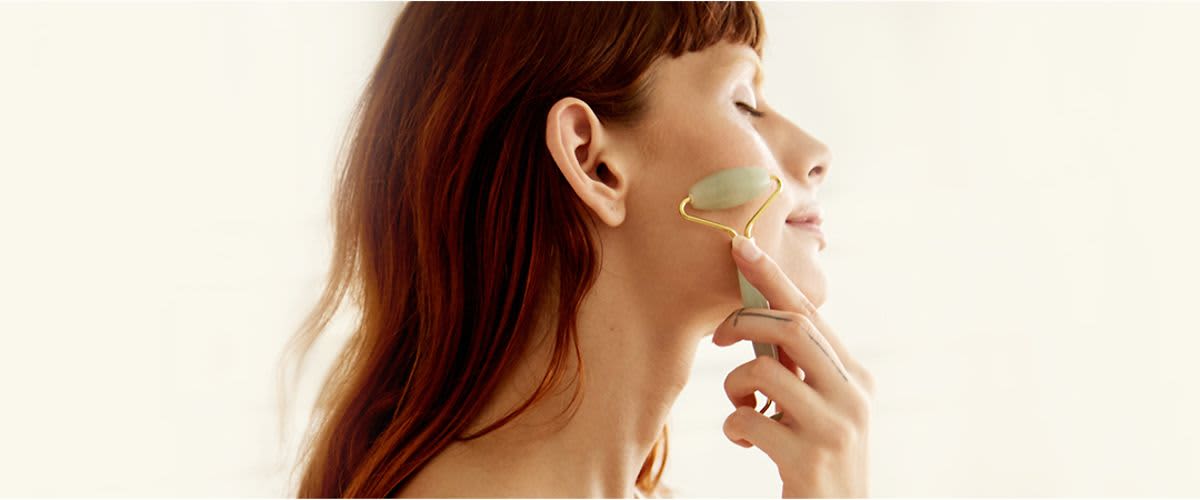 Frau bei der Gesichtsmassage