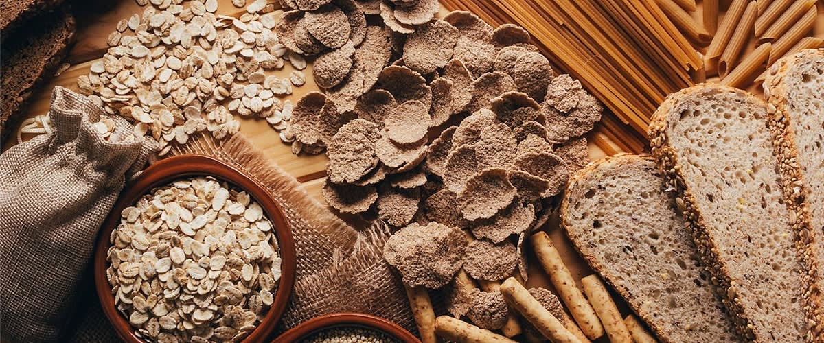 Varietà di cereali e prodotti senza glutine su tavolo di legno