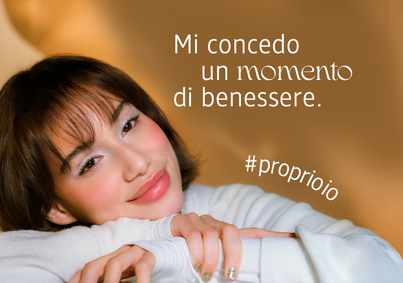 Momento di benessere con mani rilassate e hashtag #proprioio