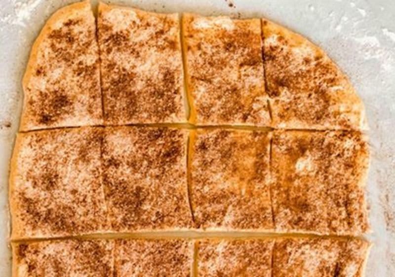 Pane alla zucca: stendi e spennella l'impasto