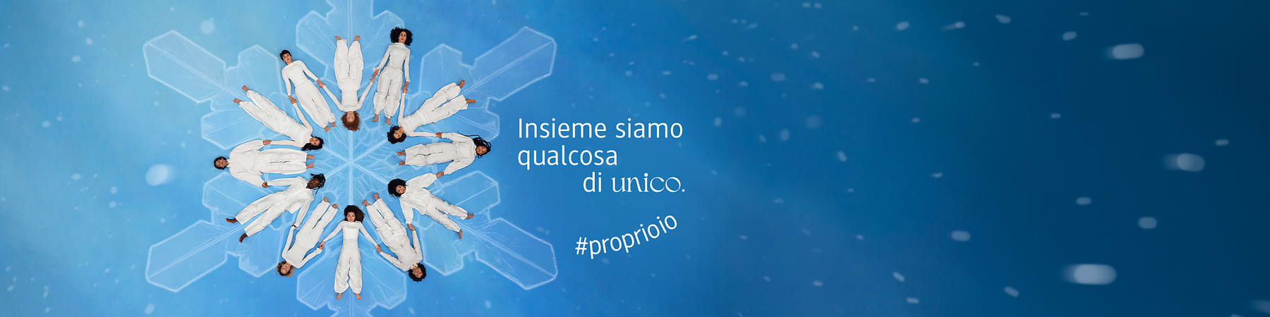 Persone in cerchio creano un fiocco di neve su sfondo blu con scritta 'Insieme siamo qualcosa di unico' #proprioio