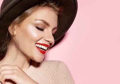 Frau mit glänzendem Make-up