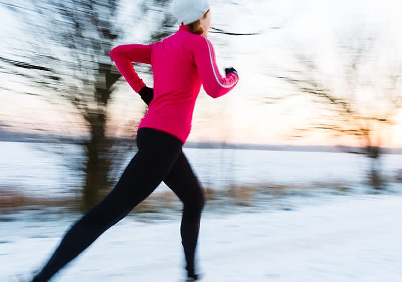 Frau läuft im Winter