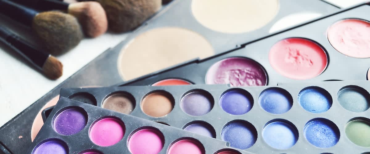 Lidschattenpalette mit Pinsel