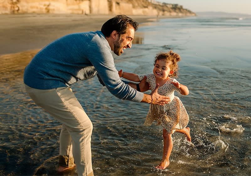 Festa del papà, un papà gioca con sua figlia.