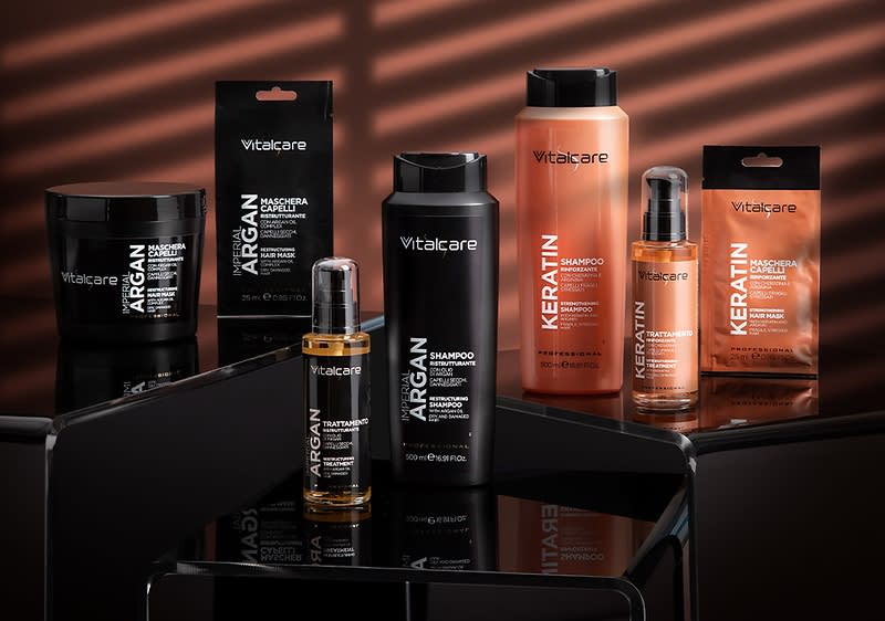 Linea prodotti per capelli Vitalcare con argan e cheratina su sfondo scuro