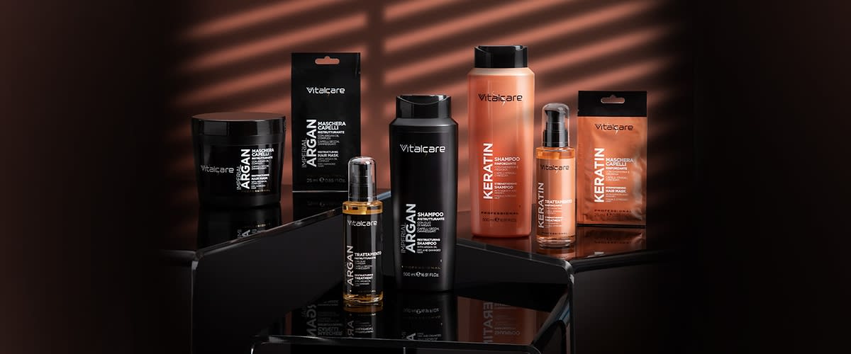 Linea prodotti per capelli Vitalcare con argan e cheratina su sfondo scuro