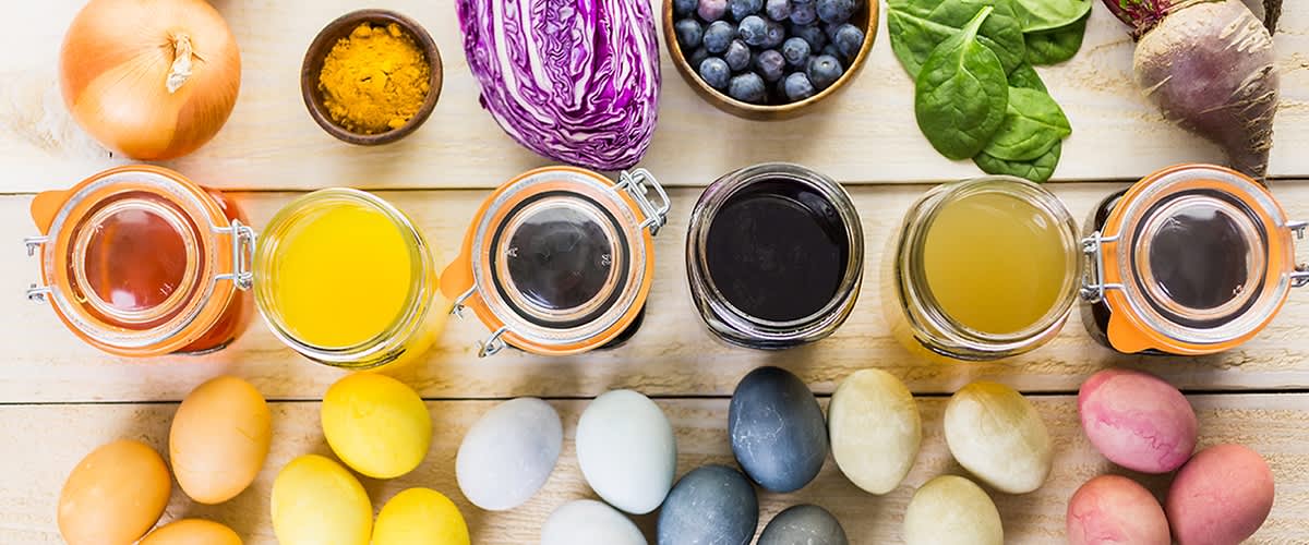 Frau hält Tee in der Hand