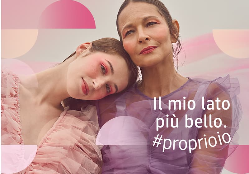 Due donne in abiti rosa e viola con testo #proprioio